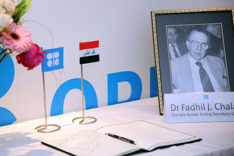 عکس فاضل چلبی، دبیرکل پیشین اوپک و دفتر یادبود به مناسبت درگذشت وی در ورودی ساختمان دبیرخانه اوپک