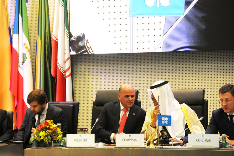 از راست: الکساندر نواک، وزیر انرژی روسیه، عبدالعزیز بن سلمان، وزیر انرژی عربستان و مانوئل کودو، وزیر نفت ونزوئلا و رئیس دوره‌ای اوپک