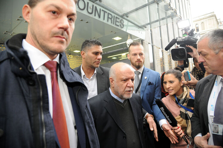 بیژن زنگنه، وزیر نفت در جمع نمایندگان رسانه‌های خارجی هنگام خروج از دبیرخانه اوپک بو ترک وین