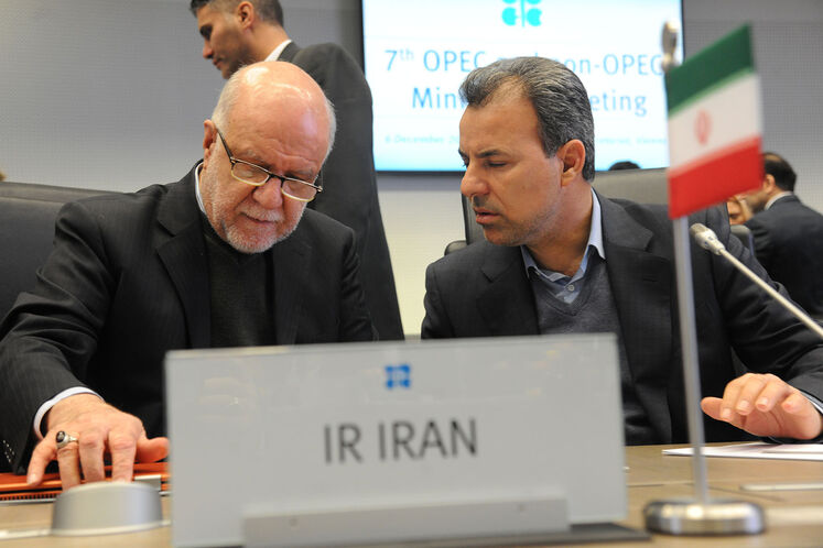 از راست: جلال میرزایی، عضو کمیسیون انرژی مجلس شورای اسلامی و بیژن زنگنه، وزیر نفت