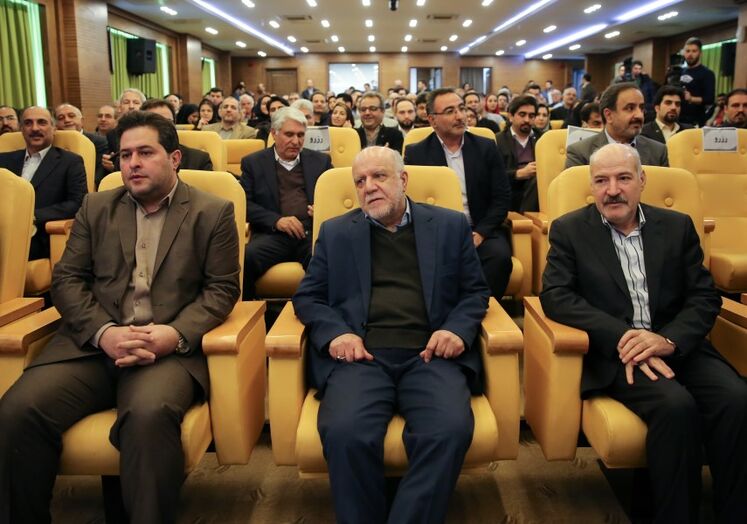 از راست: حسن منتظرتربتی، مدیرعامل شرکت ملی گاز ایران، بیژن زنگنه، وزیر نفت، علی وحدت، رئیس هیئت عامل صندوق نوآوری و شکوفایی