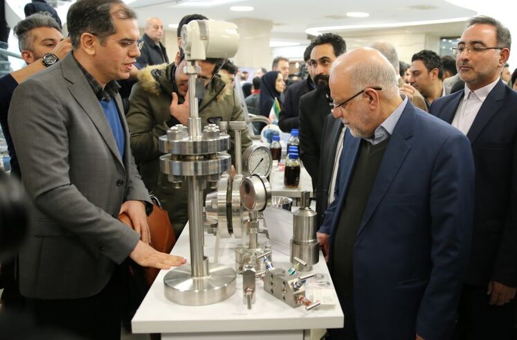 بازدید بیژن زنگنه، وزیر نفت از نمایشگاه جانبی نخستین رویداد  توسعه فناوری ویژه اقلام پرمصرف صنعت گاز