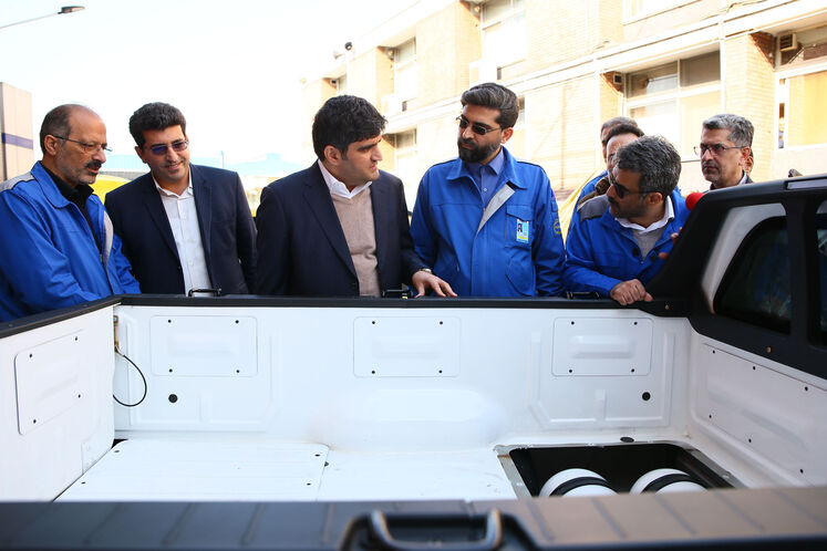 بازدید علیرضا صادق‌آبادی، معاون  وزیر نفت در امور پالایش و پخش از توسعه ناوگان دوگانه‌سوز در ایران خودرو