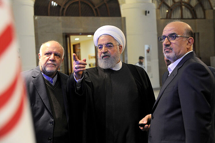  از راست: بهزاد محمدی، معاون وزیر نفت در امور پتروشیمی، دکتر حسن روحانی، رئیس‌جمهوری، بیژن زنگنه، وزیر نفت و عبدالناصر همتی، رئیس کل بانک مرکزی