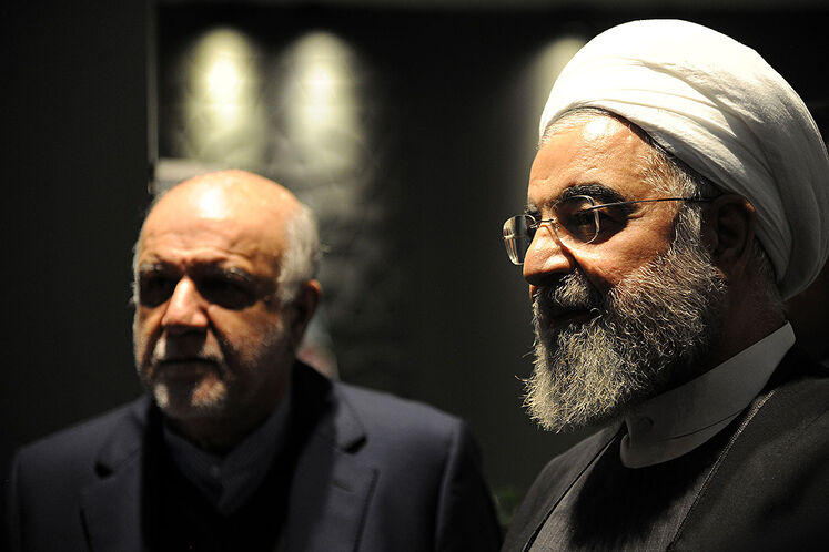 دکتر حسن روحانی، رئیس‌جمهوری و بیژن زنگنه، وزیر نفت در بازدید از نمایشگاه دستاوردهای صنعت پتروشیمی