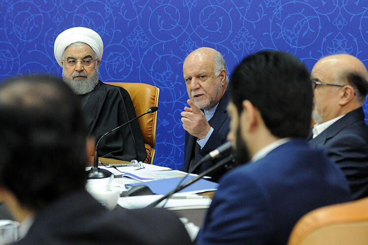 از راست: بیژن زنگنه، وزیر نفت و دکتر حسن روحانی، رئیس‌جمهوری