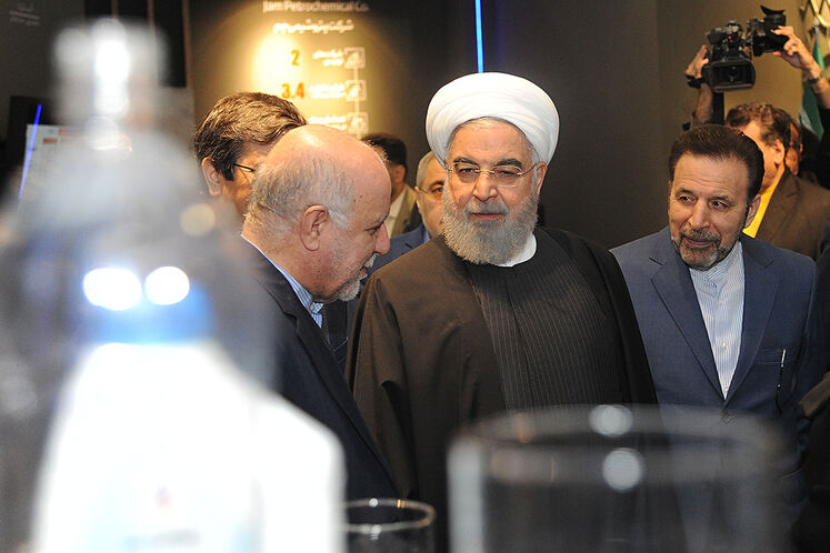  از راست: محمود واعظی، رئیس دفتر ریاست جمهوری، دکتر حسن روحانی، رئیس‌جمهوری و بیژن زنگنه، وزیر نفت