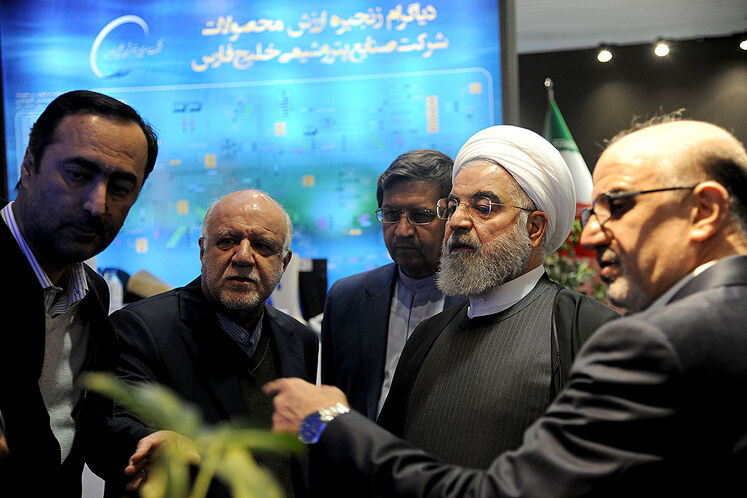 بازدید دکتر حسن روحانی، رئیس‌جمهوری از نمایشگاه جانبی آیین گرامیداشت روز صنعت پتروشیمی در محل سالن اجلاس سران