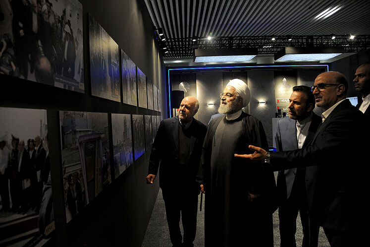  از راست: بهزاد محمدی، معاون وزیر نفت در امور پتروشیمی، محمود واعظی، رئیس دفتر ریاست جمهوری، دکتر حسن روحانی، رئیس‌جمهوری، بیژن زنگنه، وزیر نفت 