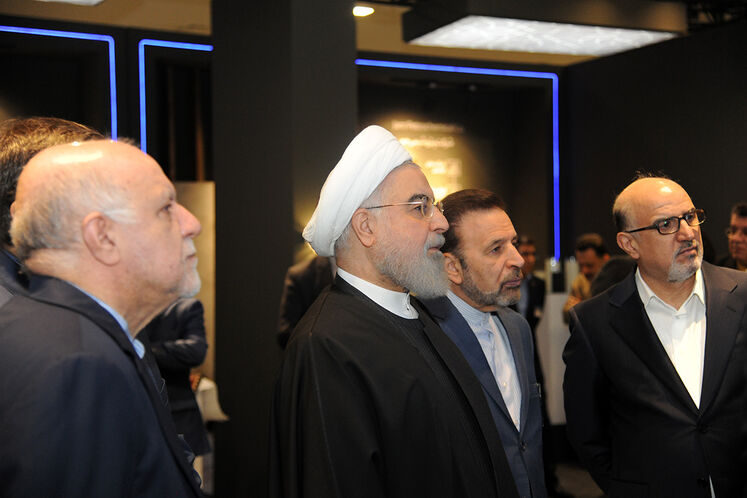  از راست: بهزاد محمدی، معاون وزیر نفت در امور پتروشیمی، دکتر حسن روحانی، رئیس‌جمهوری، بیژن زنگنه، وزیر نفت و عبدالناصر همتی، رئیس کل بانک مرکزی