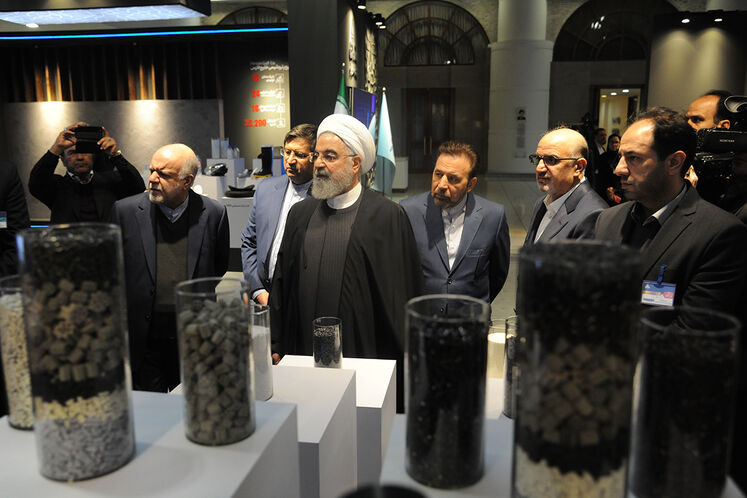 بازدید دکتر حسن روحانی، رئیس‌جمهوری از نمایشگاه جانبی آیین گرامیداشت روز صنعت پتروشیمی در محل سالن اجلاس سران