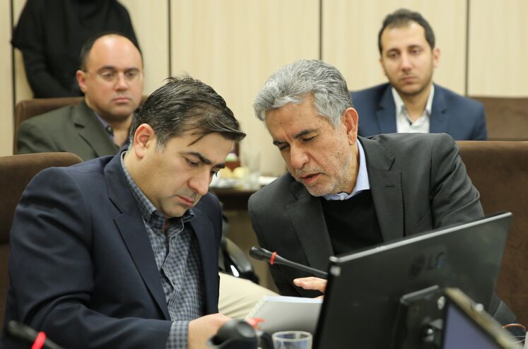 از راست: غلامرضا منوچهری، مدیرعامل شرکت اویک و رضا دهقان، معاون توسعه و مهندسی شرکت ملی نفت ایران