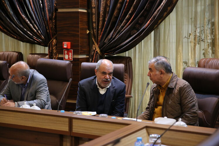 از راست: حسین کاظم پور اردبیلی ، نماینده ایران در هیئت عامل اوپک، محمد مهدی رحمتی، رئیس هیئت رئیس صندوق بازنشستگی صنعت نفت