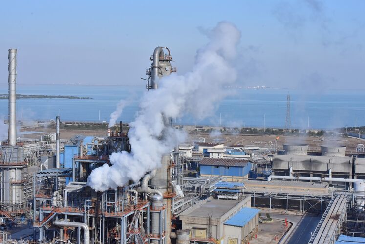ظرفیت تولید بزرگ‌ترین زنجیره پلی‌اتیلن ترفتالات ایران افزایش یافت