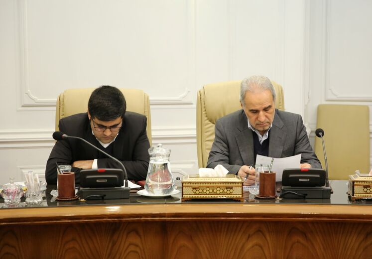 از راست: هوشنگ فلاحتیان، معاون برنامه‌ریزی وزارت نفت و یاسر میرزایی، مدیرکل بودجه، منابع و ارزیابی طرح‌های وزارت نفت