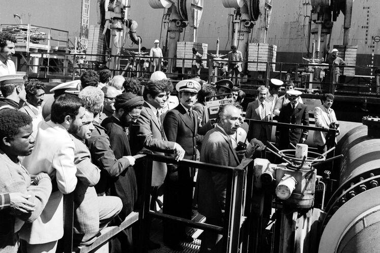 صادرات نخستین محموله نفت ایران، پس از ۷۰ روز قطع صادرات نخستین کشتی حامل نفت ایران به نام ورلدامباسادور با ۲۳۰ هزار بشکه نفت سنگین به مقصد ژاپن بارگیری شد.