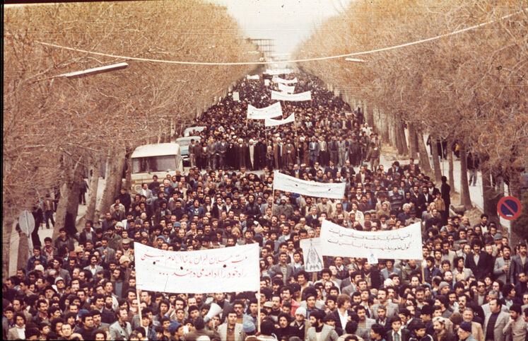 نماهایی از ایام پیروزی شکوهمند انقلاب اسلامی ایران