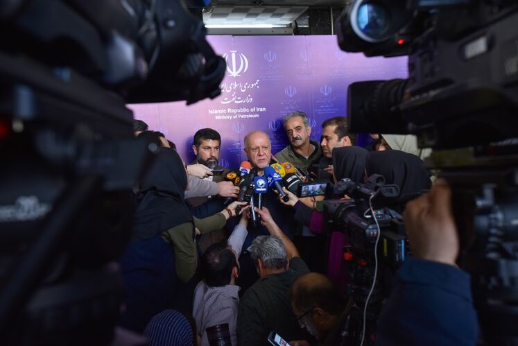 بیژن زنگنه، وزیر نفت در جمع خبرنگاران پس از آیین امضای قرارداد طرح توسعه میدان‌های پارسی و پرنج