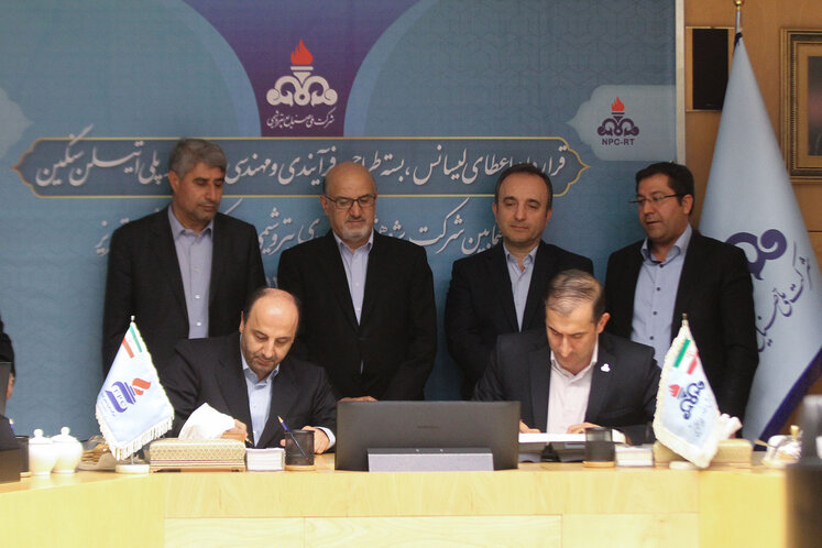 امضای قرارداد بین شرکت پژوهش و فناوری پتروشیمی و شرکت پتروشیمی تبریز