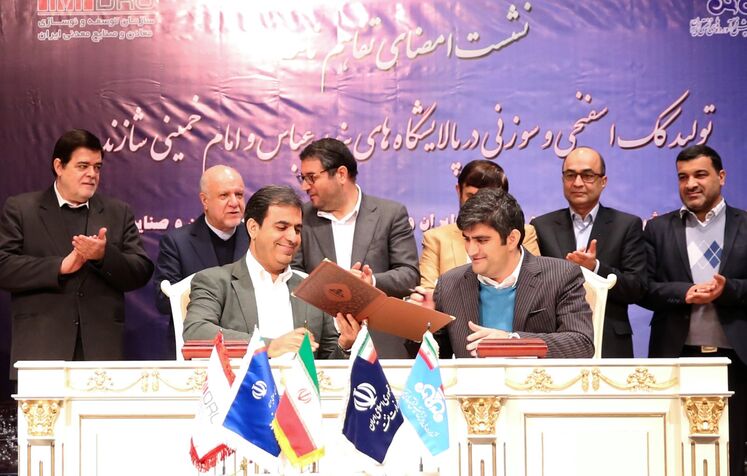 آیین امضای تفاهم‌نامه تولید کک‌ اسفنجی و سوزنی در پالایشگاه‌های بندرعباس و امام خمینی (ره) شازند