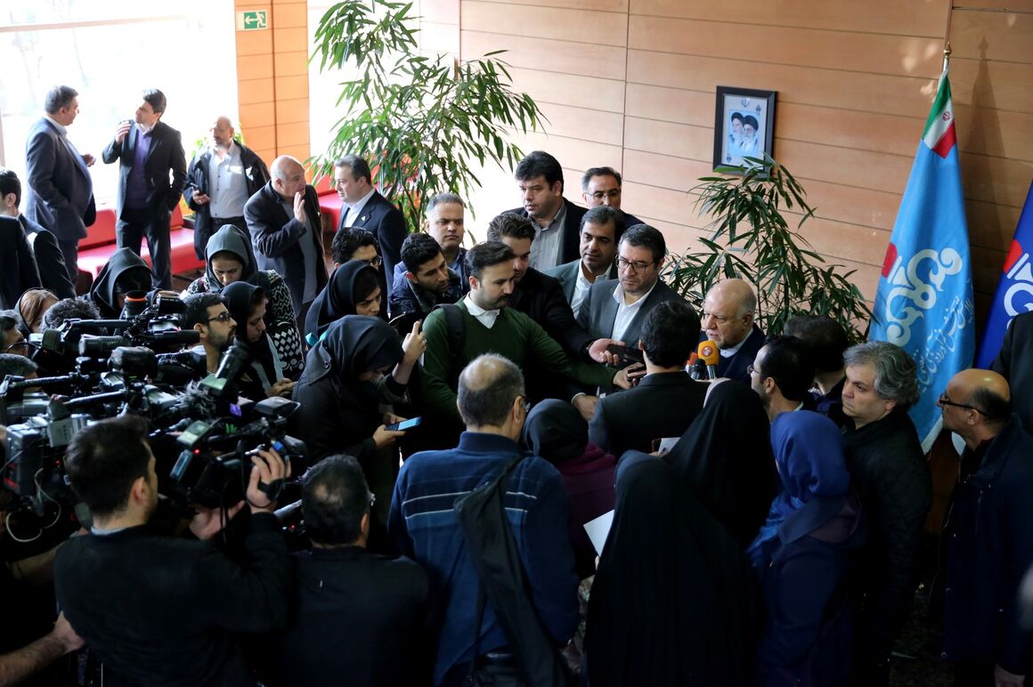 وزیر نفت در جمع خبرنگاران در حاشیه امضای تفاهم‌نامه تولید کک در 2 پالایشگاه کشور