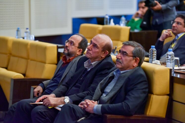 از راست: حمیدرضا عراقی، مدیرعامل پیشین شرکت ملی گاز ایران و علی مبینی دهکردی، رئیس مؤسسه مطالعات بین‎‌المللی انرژی در  کنفرانس توسعه نظام مالی در صنعت نفت