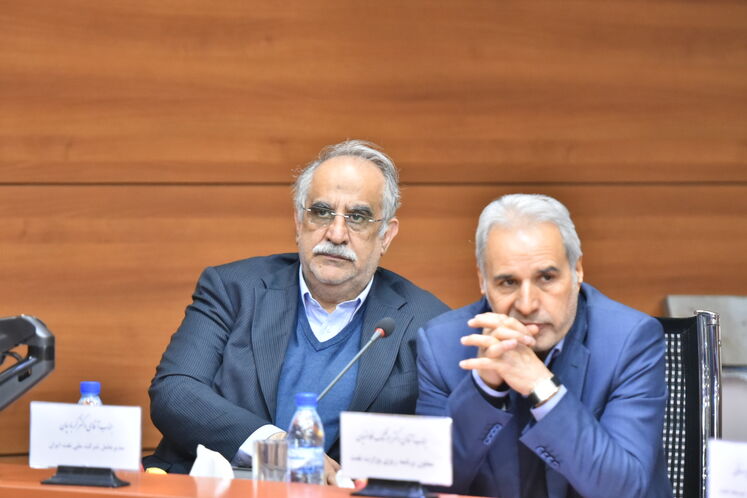از راست: هوشنگ فلاحتیان، معاون برنامه‌ریزی وزارت نفت و مسعود کرباسیان، مدیرعامل شرکت ملی نفت ایران