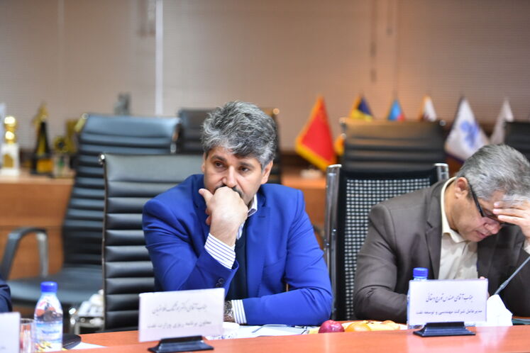 از راست: فرخ علیخانی، معاون امور تولید شرکت ملی نفت و تورج دهقانی، مدیرعامل شرکت مهندسی و توسعه نفت (متن)