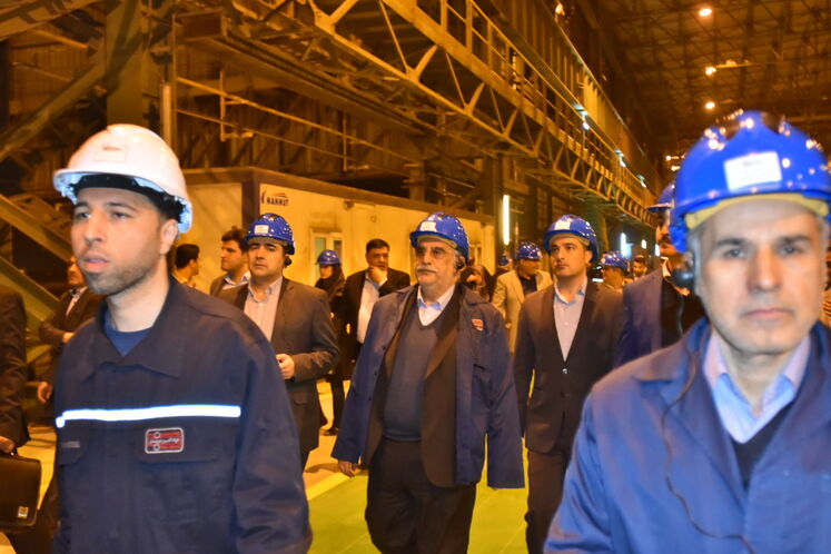 بازدید بیژن زنگنه، وزیر نفت و هیئت همراه از خط تولید کارخانه فولاد اکسین خوزستان در اهواز