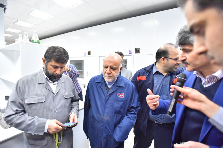 افتتاح سه مجموعه آزمایشگاهی کنترل کیفیت، خواص مکانیکی متالوگرافی و تست خوردگی H2S، متعلق به شرکت فولاد اکسین خوزستان با حضور بیژن زنگنه، وزیر نفت