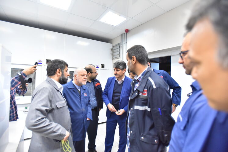 افتتاح سه مجموعه آزمایشگاهی کنترل کیفیت، خواص مکانیکی متالوگرافی و تست خوردگی H2S، متعلق به شرکت فولاد اکسین خوزستان با حضور بیژن زنگنه، وزیر نفت