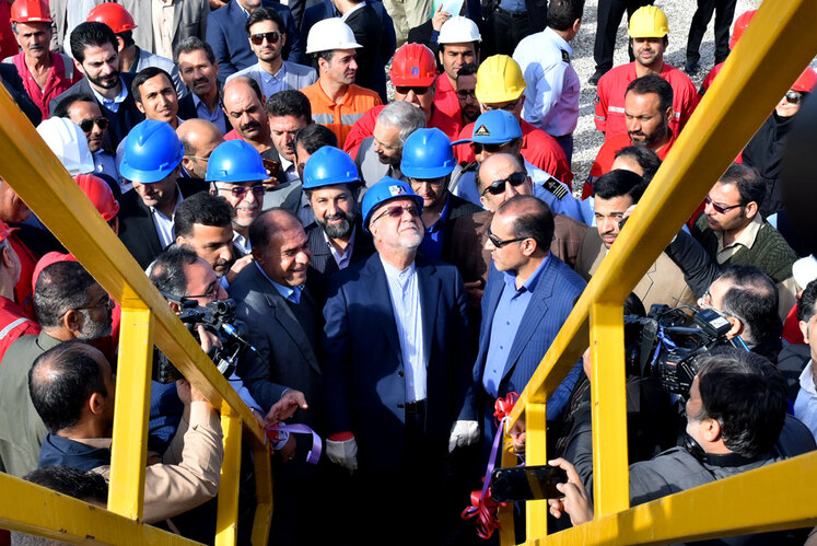آیین رونمایی از دکل ۷۲ فتح با حضور وزیر نفت