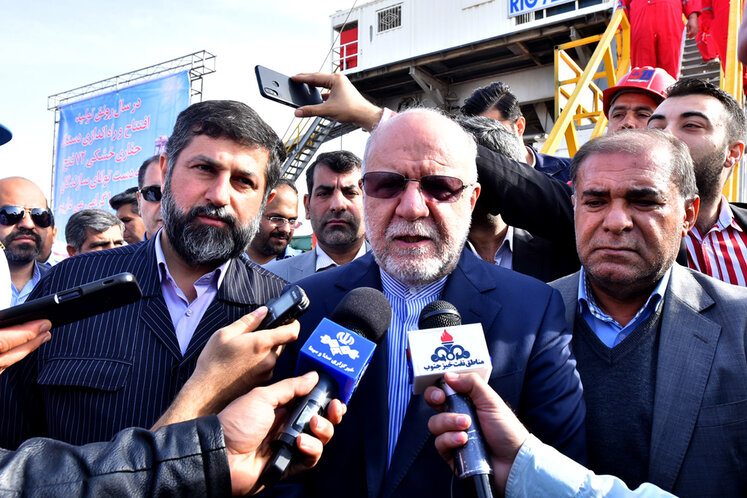 بیژن زنگنه، وزیر نفت در جمع خبرنگاران در حاشیه آیین رونمایی از دکل ۷۲ فتح 