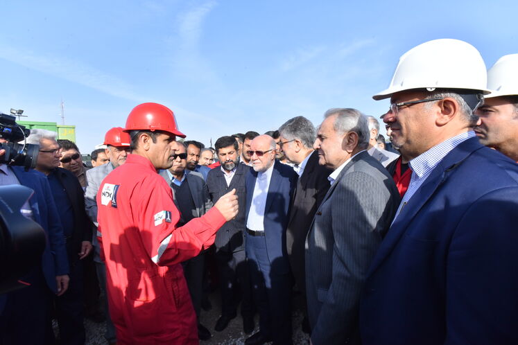 بیژن زنگنه، وزیر نفت در آیین رونمایی از دکل ۷۲ فتح 