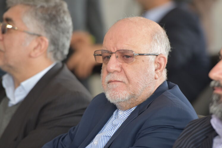 بیژن زنگنه، وزیر نفت در آیین رونمایی از دکل ۷۲ فتح 