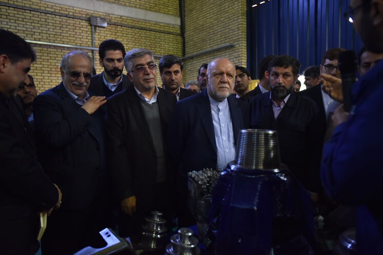 بازدید بیژن زنگنه، وزیر نفت از خط تولید مته‌های حفاری سازمان جهاد دانشگاهی خوزستان