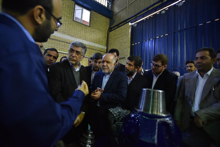بازدید بیژن زنگنه، وزیر نفت از خط تولید مته‌های حفاری سازمان جهاد دانشگاهی خوزستان