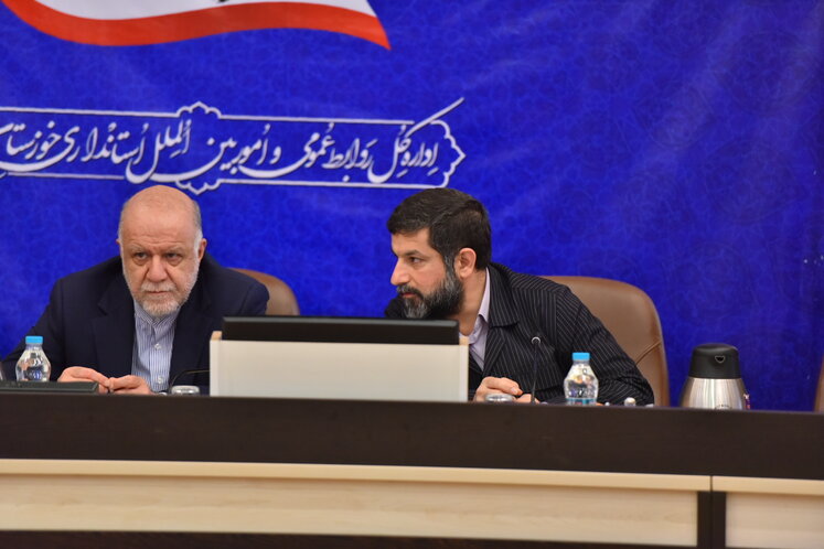 از راست: غلامرضا شریعتی، استاندار خوزستان و بیژن زنگنه، وزیر نفت