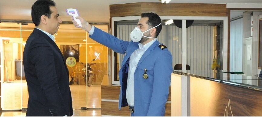 کنترل مراجعان به شرکت گاز استان تهران برای جلوگیری از شیوع ویروس کرونا