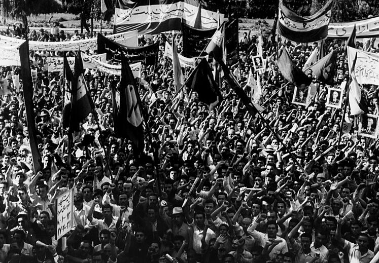 تظاهرات مردمی در پشتیبانی از قانون ملی شدن صنعت نفت در حمایت از دکتر محمد مصدق در خیابان‌های تهران،‌ سال ۱۳۳۰