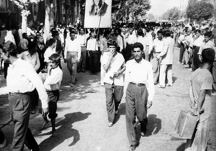 تظاهرات مردمی در پشتیبانی از قانون ملی شدن صنعت نفت و حمایت از مصدق در خیابان‌های تهران سال ۱۳۳۰ 