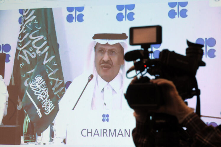 تصویر عبدالعزیز بن سلمان، وزیر انرژی عربستان در دهمین نشست فوق‌العاده وزیران نفت و انرژی اوپک پلاس از طریق وبینار برای نهایی کردن توافق تاریخی کاهش بی‌سابقه تولید نفت