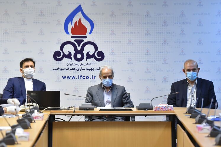از راست به چپ: علی مبینی‌دهکردی، مدیر جدید شرکت بهینه‌سازی مصرف سوخت - هوشنگ فلاحتیان، معاون برنامه‌ریزی وزیر نفت -  محسن دلاویز، مدیر پیشین شرکت بهینه‌سازی مصرف سوخت