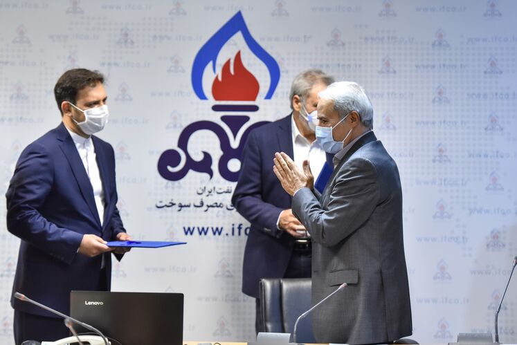 از راست به چپ: محسن دلاویز، مدیر پیشین شرکت بهینه‌سازی مصرف سوخت - هوشنگ فلاحتیان، معاون برنامه‌ریزی وزیر نفت