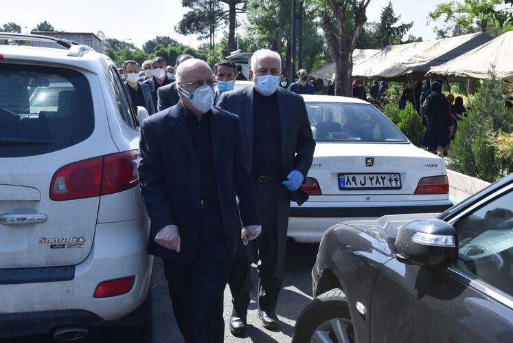 محمدجواد ظریف، وزیر امور خارجه و بیژن زنگنه، وزیر نفت در آیین تشییع و خاکسپاری پیکر حسین کاظمپور اردبیلی