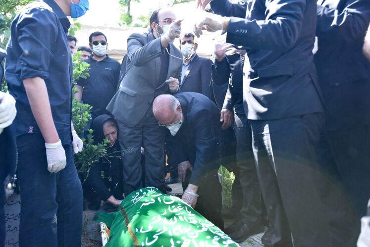 آیین خاکسپاری پیکر حسین کاظم‌پور اردبیلی
