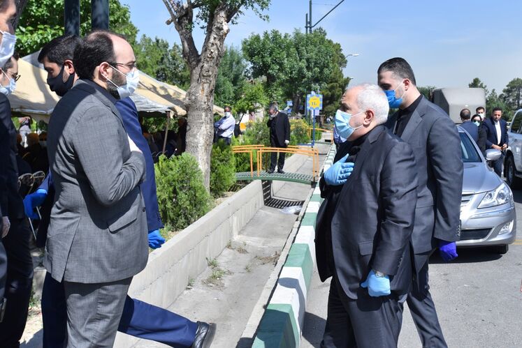 حضور محمدجواد ظریف، وزیر امور خارجه در آیین تشییع و خاکسپاری پیکر حسین کاظم‌پور اردبیلی