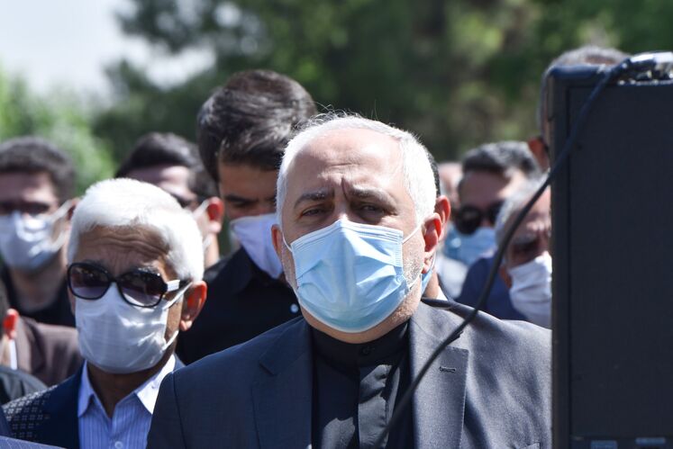 محمدجواد ظریف، وزیر امور خارجه در آیین تشییع و خاکسپاری پیکر حسین کاظمپور اردبیلی