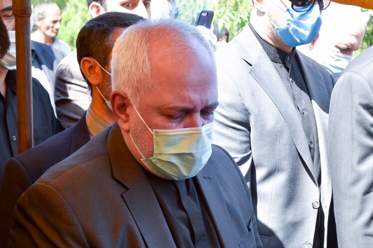 محمدجواد ظریف، وزیر امور خارجه در آیین تشییع و خاکسپاری پیکر حسین کاظمپور اردبیلی