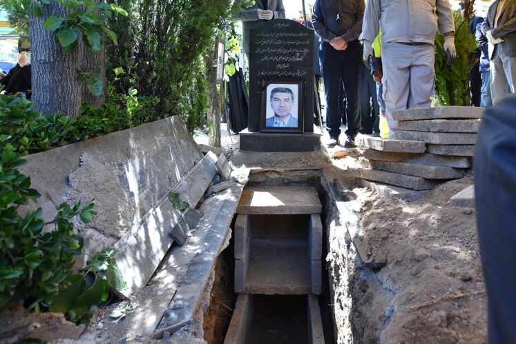 آیین خاکسپاری پیکر حسین کاظم‌پور اردبیلی